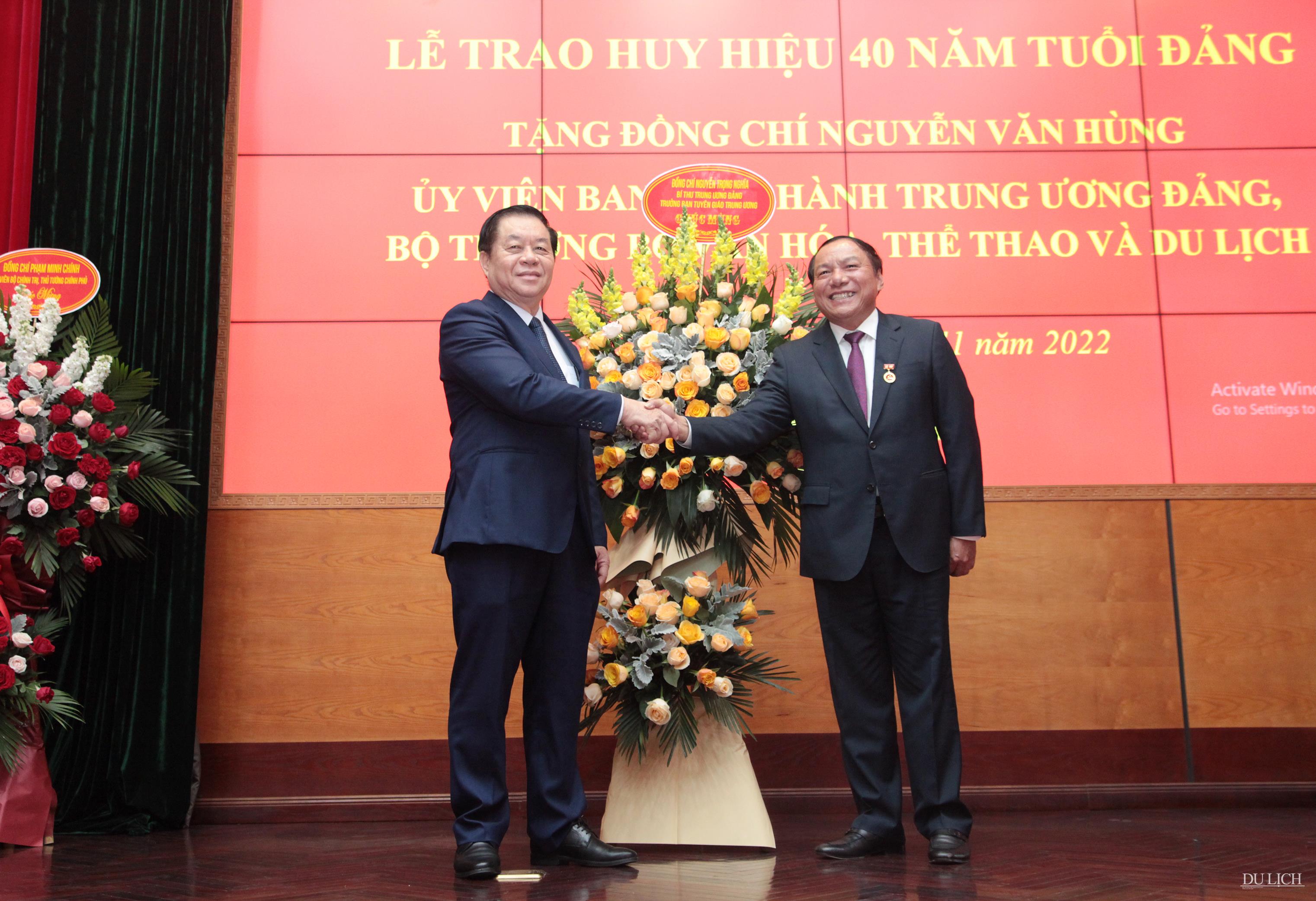 Trưởng Ban Tuyên giáo Trung ương Nguyễn Trọng Nghĩa tặng hoa chúc mừng Bộ trưởng Nguyễn Văn Hùng